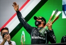 Pilot formule 1 Lewis Hamilton slaví další vítězství.