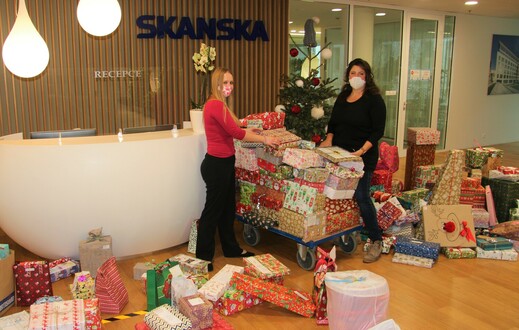 Příprava dárků pod strom splněných přání společnosti Skanska.