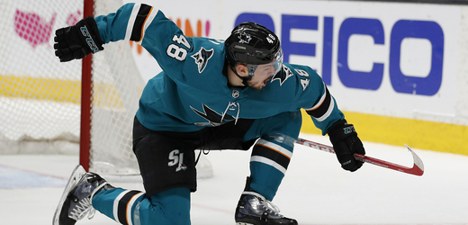 Útočník San Jose Sharks Tomáš Hertl se raduje z gólu.