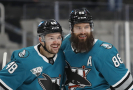 Tomáš Hertl (vlevo) a Brent Burns se radují ze vstřelené branky.