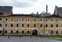 Největší kasárenský objekt v Terezíně je dlouhodobě v dezolátním stavu, propadlina v části střechy poničené při vichřici v roce 2017 se nyní dál rozšířila.