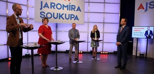 Moderátor pořadu Jaromír Soukup se svými hosty.