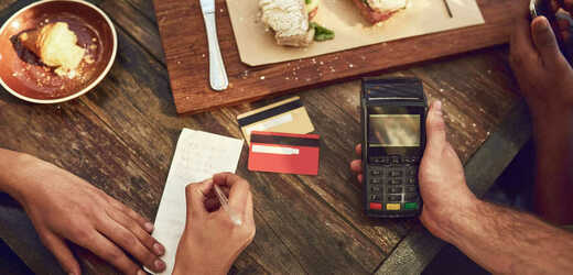 Jak funguje kreditní karta: Usnadní nakupování a vyplatí se i při cestování