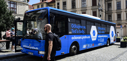 Očkovací autobus pro zájemce o očkování proti covidu-19.