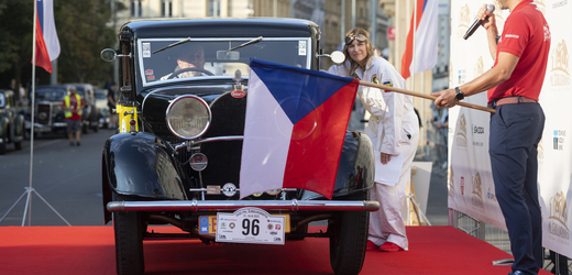 V pražské Opletalově ulici odstartoval 12. srpna 2021 závod historických automobilů 1000 mil československých, který se pojede přes Bratislavu.