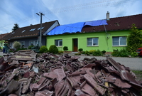 Tornádo zřejmě o rychlosti kolem 150 kilometrů za hodinu poškodilo 13. června 2022 v Lanžhotě na Břeclavsku několik ulic. Snímek ze 14. června 2022.