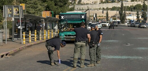 Izraelská policie prověřuje místo výbuchu na autobusové zastávce v Jeruzalémě, středa 23. listopadu 2022. Dva výbuchy se ozvaly poblíž autobusových zastávek v Jeruzalémě, zabily jednoho člověka a zranily tucet lidí. podezření na útoky Palestinců.