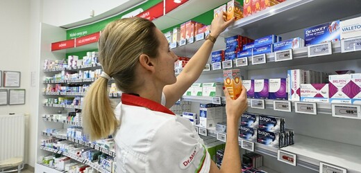 Lékárnice ukazuje dětský sirup Nurofen, 22. prosince 2022, Praha.