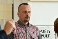Obžalovaný polský řidič nákladního vozu Adrian Pawel Wróbel u Okresního soudu v Uherském Hradišti, 23. května 2022. Muži hrozí za usmrcení dvou lidí z nedbalosti jeden rok až šest let vězení.