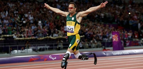 Šestinásobný paralympijský vítěz Oscar Pistorius byl na podmínku propuštěn z vězení, kde si odpykával trest za vraždu