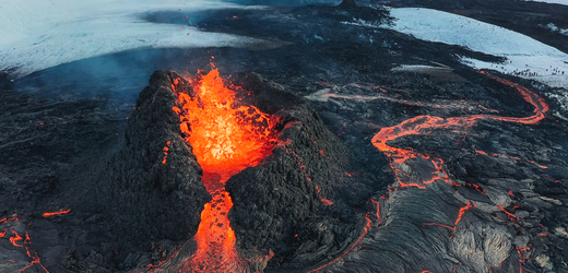 Island zasáhla další sopečná erupce, láva dosáhla pobřežního města Grindavík