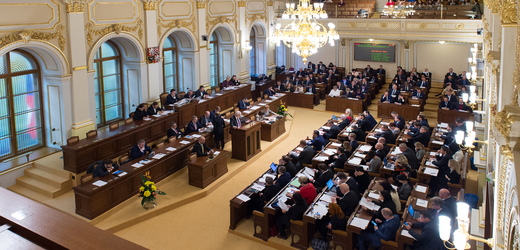 Hnutí ANO chce údajně přesvědčit vládní koalici, aby s nimi o korespondenční volbě jednali, uvedla Schillerová