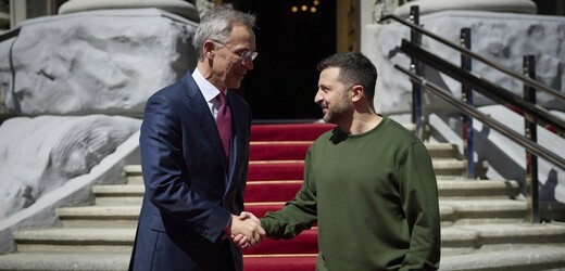 Šéf NATO navštívil Kyjev, Zelenskyj si stěžoval na pomalé dodávky pomoci