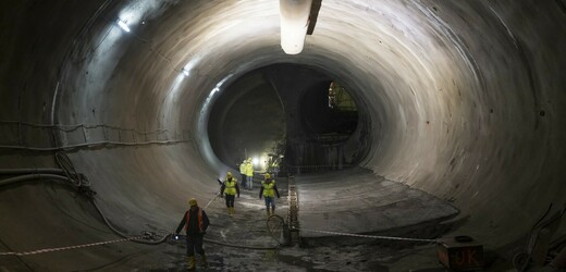 Dělníkům na stavbě metra D zbývá prorazit tunel mezi linkami D a C