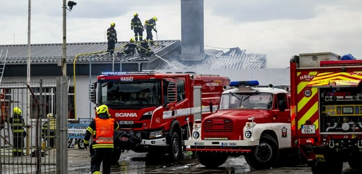 V Kladně hořel sklad olejů, škoda bude v desítkách milionů korun