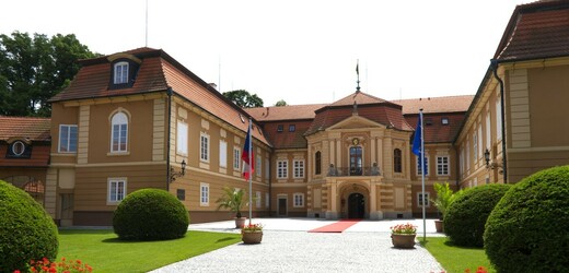 Stát nabízí k prodeji zámek Štiřín nedaleko Prahy, minimální cena je 3,3 mld. Kč