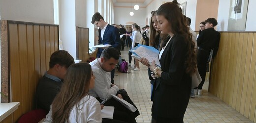 U maturity z češtiny a matematiky letos propadlo míň studentů, u angličtiny víc