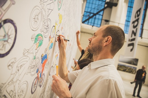 Kolo jako fenomén: Výstava v trutnovské galerii EPO1 propojuje cyklistiku a současné umění