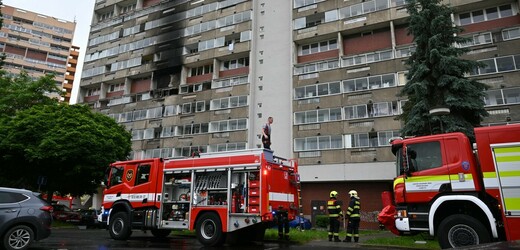 Na sídlišti v Chomutově hořel byt, 120 evakuovaných, jeden těžce zraněný