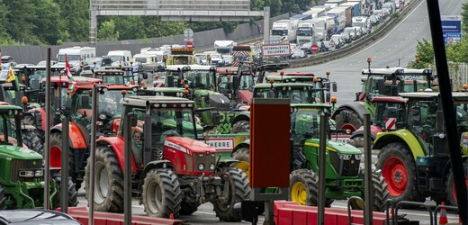 Tisíce zemědělců dnes zablokovaly hlavní silniční tahy na hranicích mezi Španělskem a Francií