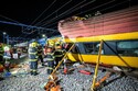 Po srážce vlaků v Pardubicích jsou čtyři mrtví a škoda přes 110 milionů Kč