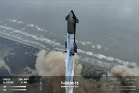 SpaceX poprvé dokončila testovací let lodě, s níž chce létat na Měsíc i na Mars