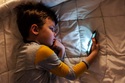 Proč se před spaním nekoukat do mobilu?