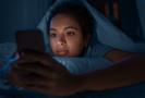 Koukání do telefonu před spaním zřejmě nemá významný vliv na spánek, uvedli vědci