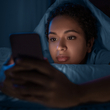 Koukání do telefonu před spaním zřejmě nemá významný vliv na spánek, uvedli vědci