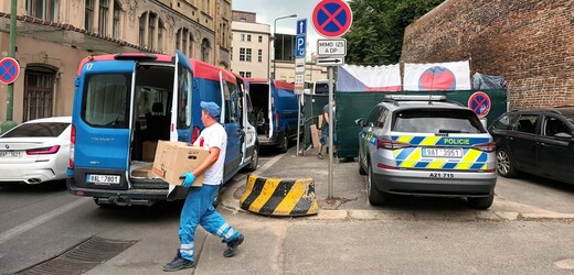 Policie z tábořiště před úřadem vlády vyvedla dva muže, místo se vyklízelo