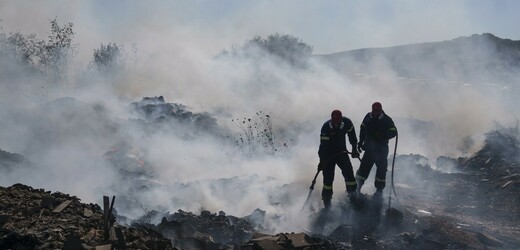 Lesní požáry na okraji Atén si vynutily evakuaci obyvatel, na místě požáru zasahovalo 140 hasičů