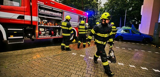 Brněnští hasiči čerpali vodu ze zatopených sklepů, podzemních garáží a také velkých lagun na silnicích