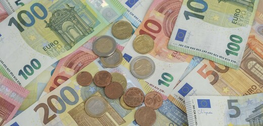 Česko plní jen jedno z kritérií pro zavedení eura, uvedla Evropská komise 