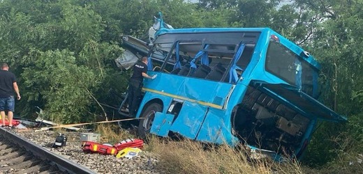 Vlak, který narazil na jihu SR do autobusu, jel po uzavřené koleji, řekl ministr