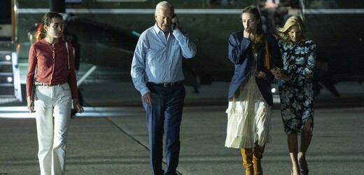 Biden se setkal s rodinou, ta ho podpořila v setrvání v kampani