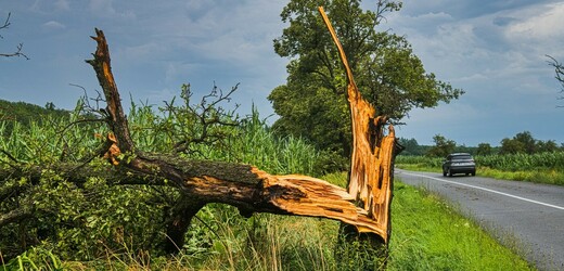 Východní polovinu Česka zasáhnou velmi silné bouřky s přívalovým deštěm, hrozí lokální záplavy