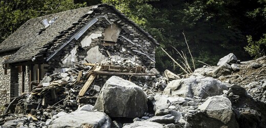 Po bouřích na jihu Švýcarska nejméně čtyři lidé zemřeli a šest dalších je nezvěstných