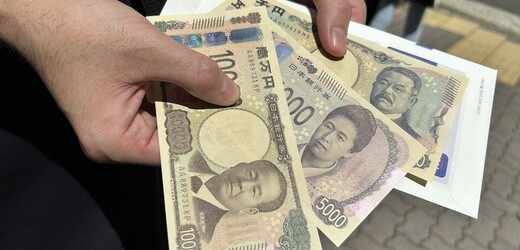 Japonsko dnes po dvou desetiletích vydalo nové bankovky s 3D hologramovou technologií, které mají bránit padělání