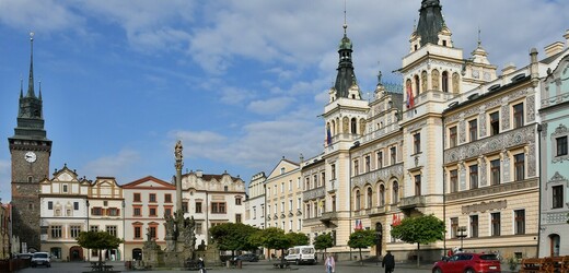 Obce na Pardubicku protestují proti plánované trase vysokorychlostní trati, která má vést do Pardubic