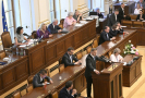 Poslanci začnou příští týden projednávat sporné zvýšení poplatků veřejnoprávní televizi a rozhlasu