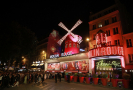 Větrný mlýn slavného pařížského kabaretu Moulin Rouge má zase své červené lopatky