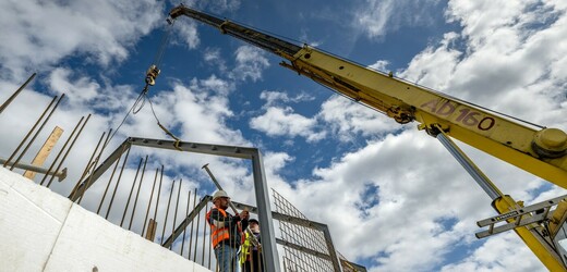 Průmyslová a stavební produkce v květnu opět klesly, obchod zůstal v plusu