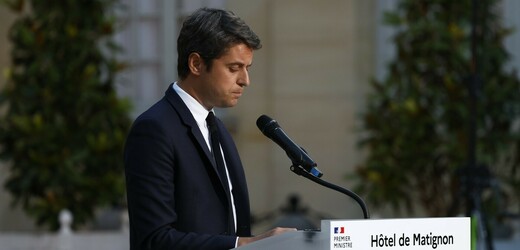 Francouzský premiér Attal nabídl demisi, prezident Macron ji odmítl