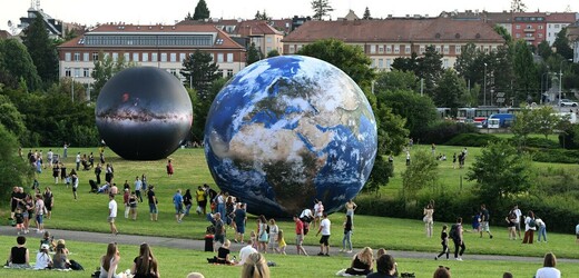 Festival planet v Brně znovu vystavuje obří planety a nabízí letní kino zdarma