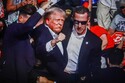 Po střelbě na Trumpově mítinku jsou dva mrtví, exprezident má poraněné ucho