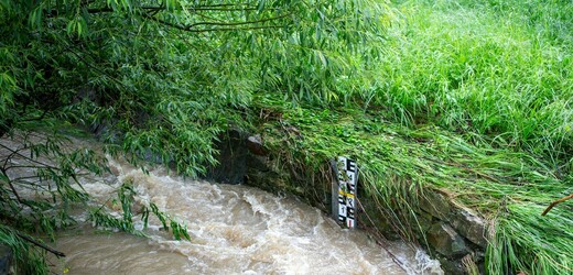 Voda v řece Kamenici klesla na 1. stupeň, hasiči zpevnili hráz Čejnova rybníka