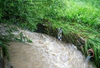 Voda v řece Kamenici klesla na 1. stupeň, hasiči zpevnili hráz Čejnova rybníka