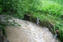 Voda v řece Kamenici klesla na 1. stupeň, hasiči zpevnili hráz Čejnova rybníka