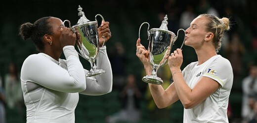 Siniaková navázala na Krejčíkovou a získala ve Wimbledonu titul ve čtyřhře