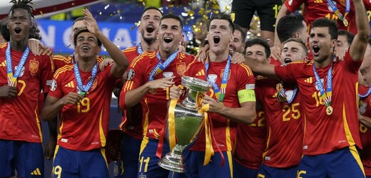 Španělští fotbalisté porazili Anglii 2:1 a počtvrté v historii vyhráli ME